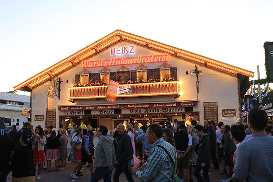 Heinz Wurst- und Hühnerbraterei auf dem Oktoberfest (©Foto. Martin Schmitz
